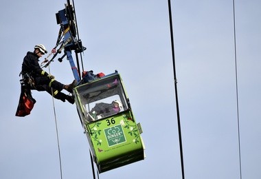 Strażacy po linach dostawali się do ludzi uwięzionych w wagonikach