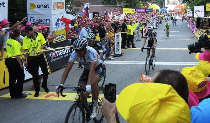 Słowak Peter Sagan, a za nim Rafał Majka wjeżdżają na metę