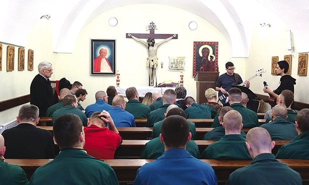 – Tworzy się tu grono osób, którym można ufać, i pewne jest to, że one nie będą nas ranić – mówi Maciej, jeden z osadzonych, uczestnik spotkań.