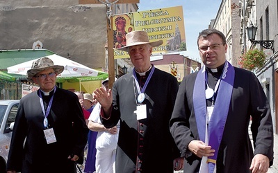 ▼	Na czele pątników tradycyjnie stanął  bp Ignacy, by przejść z nimi pierwszy etap. 