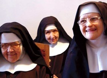 ▲	Siostra Maria Janina Sobiesiak (w środku) odeszła 40 lat po złożeniu pierwszej profesji.