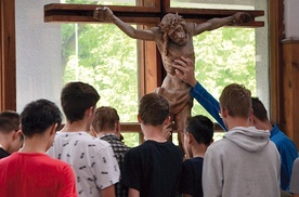 ▲	Młodzi ludzie w czasie jednego z nabożeństw mogli dotknąć krzyża.