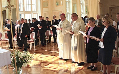 Członkowie komisji i goście podczas nabożeństwa upamiętniającego reformację.