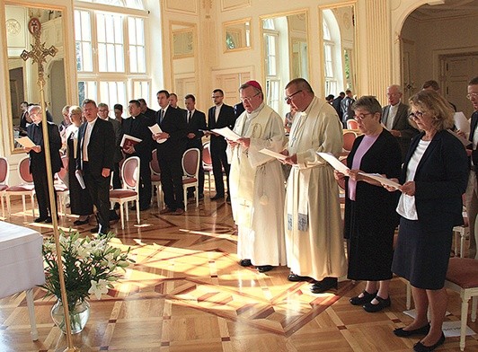 Członkowie komisji i goście podczas nabożeństwa upamiętniającego reformację.