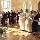 Członkowie komisji i goście podczas nabożeństwa upamiętniającego reformację.