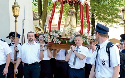 ▲	Figurę niosły rodziny z annogórskiej parafii.