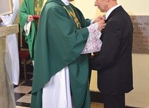 ▲	Odznaczenie wręczył jubilatowi bp Henryk Tomasik.