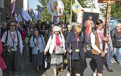 ▲	W tych dniach z Warszawy  do Częstochowy wyrusza kilkanaście tysięcy pątników w pięciu pieszych pielgrzymkach.