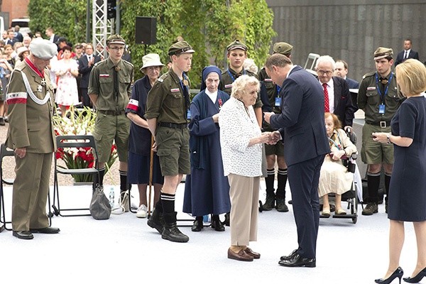 ▲	Prezydent Andrzej Duda odznacza Jadwigę Wiśniewską. 