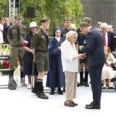 ▲	Prezydent Andrzej Duda odznacza Jadwigę Wiśniewską. 