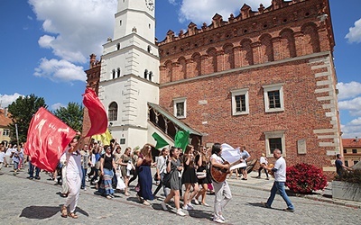 ▲	Młodzi zadziwili mieszkańców i turystów entuzjazmem wiary. 