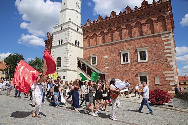 ▲	Młodzi zadziwili mieszkańców i turystów entuzjazmem wiary. 