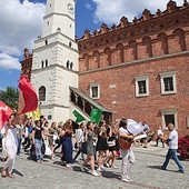 ▲	Młodzi zadziwili mieszkańców i turystów entuzjazmem wiary. 