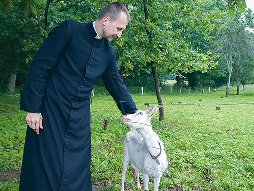 – Codzienne prace gospodarskie to też terapia. I odkrywanie Boga w świecie, który stworzył – mówi ks. Radek.  