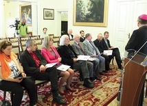 ▲	Dekrety dla członków komisji bp Tadeusz Lityński wręczył w Domu Biskupim w Gorzowie Wlkp.