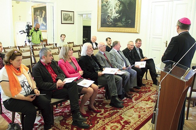 ▲	Dekrety dla członków komisji bp Tadeusz Lityński wręczył w Domu Biskupim w Gorzowie Wlkp.