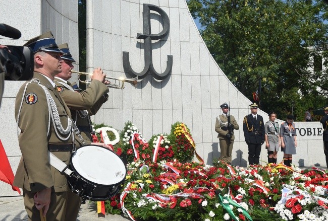 Uroczystości przed pomnikiem Polskiego Państwa Podziemnego i AK