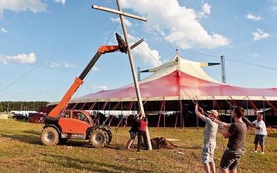 Uczestnicy Przystanku Jezus 2017, towarzyszącego Przystankowi Woodstock, ustawiają na polu krzyż. 30.07.2017, Kostrzyn nad Odrą