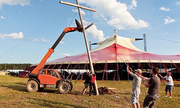 Uczestnicy Przystanku Jezus 2017, towarzyszącego Przystankowi Woodstock, ustawiają na polu krzyż. 30.07.2017, Kostrzyn nad Odrą