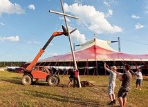 Uczestnicy Przystanku Jezus 2017, towarzyszącego Przystankowi Woodstock, ustawiają na polu krzyż. 30.07.2017, Kostrzyn nad Odrą