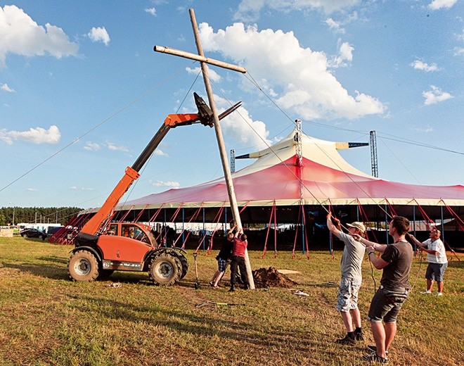 Uczestnicy Przystanku Jezus 2017, towarzyszącego Przystankowi Woodstock, ustawiają na polu krzyż. 30.07.2017, Kostrzyn nad Odrą