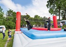 Niełatwo jest odbijać piłkę na nadmuchiwanym, balonowym boisku. W meczu bossaballu zmierzyły się drużyny franciszkanów i uczestników spotkania. Drużyna w habitach przegrała.