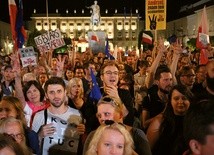 Przeciwko ustawom reformującym wymiar sprawiedliwości protestowało również wielu tych, którzy w 2015 r. głosowali na partie prawicowe.