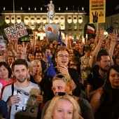 Przeciwko ustawom reformującym wymiar sprawiedliwości protestowało również wielu tych, którzy w 2015 r. głosowali na partie prawicowe.