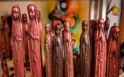 W sklepie Amakuru można też kupić afrykańskie, ręcznie rzeźbione figurki Maryi.