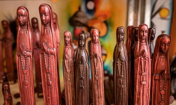 W sklepie Amakuru można też kupić afrykańskie, ręcznie rzeźbione figurki Maryi.