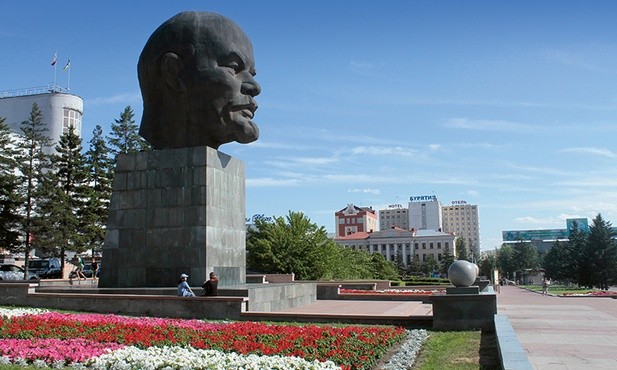 Największa na świecie głowa Lenina znajduje się w Ułan Ude, stolicy Buriacji. Ma wysokość 7,7 m, szerokość 4,5 m i waży 42 tony.