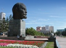Największa na świecie głowa Lenina znajduje się w Ułan Ude, stolicy Buriacji. Ma wysokość 7,7 m, szerokość 4,5 m i waży 42 tony.