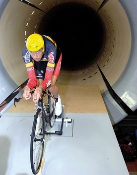 W tunelu aerodynamicznym kolarze ćwiczą sylwetkę na rowerze, tak aby osiągać jak najlepsze wyniki w czasie wyścigu.