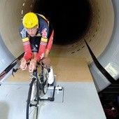 W tunelu aerodynamicznym kolarze ćwiczą sylwetkę na rowerze, tak aby osiągać jak najlepsze wyniki w czasie wyścigu.