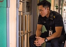 Młody praktykant zadaje sobie pytanie, czy karę śmierci można wykonać „humanitarnie”, jak twierdzi jego starszy kolega.