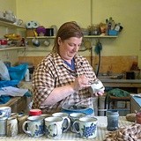 Lorraine Nicolle, garncarka, przy pracy  we własnym zakładzie. Glinę – tak jak srebro – musi sprowadzać z Anglii. Ta miejscowa nie nadaje się do wytwarzania ceramiki.
