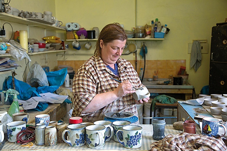 Lorraine Nicolle, garncarka, przy pracy  we własnym zakładzie. Glinę – tak jak srebro – musi sprowadzać z Anglii. Ta miejscowa nie nadaje się do wytwarzania ceramiki.