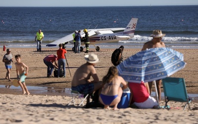 Samolot wleciał w turystów na plaży, wśród zabitych dziecko