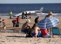 Samolot wleciał w turystów na plaży, wśród zabitych dziecko