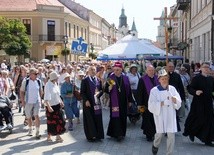 Pielgrzymów odprowadzali także abp Stanisław Budzik oraz bp Józef Wróbel
