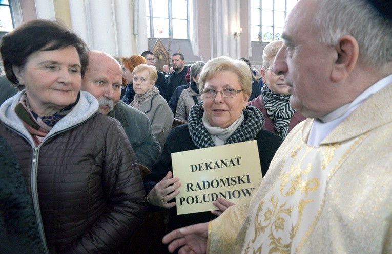 Przedstawiciele dekanatu Radom-Południe odbierają różaniec i świecę na Jerycho Różańcowe