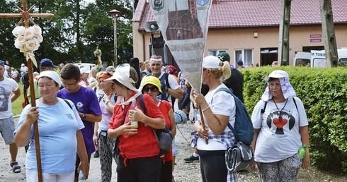 Pielgrzymi wdzięczni za gościnność wyruszyli w dalszą drogę