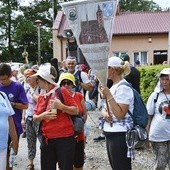 Pielgrzymi wdzięczni za gościnność wyruszyli w dalszą drogę