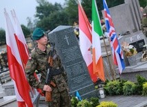 Lecieli pomóc Warszawie