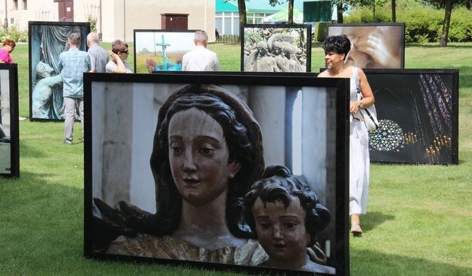 Wystawa Leszka Mądzika dostępna jest dla zwiedzających w sierpniu i wrześniu 