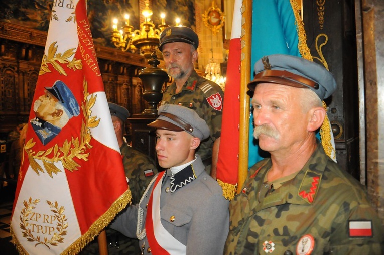 Uczestnicy 52. Marszu Szlakiem I Kompanii Kadrowej na Wawelu