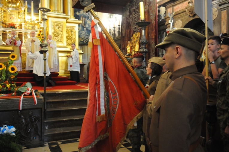 Uczestnicy 52. Marszu Szlakiem I Kompanii Kadrowej na Wawelu