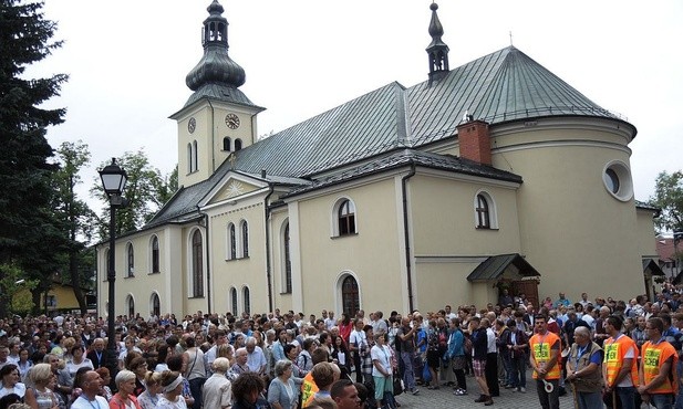 Pątnicy i ich najbliżsi przy hałcnowskiej bazylice