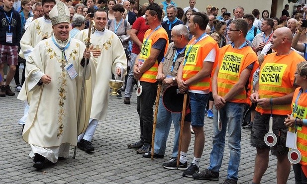 W Hałcnowie bp Piotr Greger pobłogosławił uczestników 26. Pieszej Pielgrzymki Diecezji Bielsko-Żywieckiej na Jasną Górę