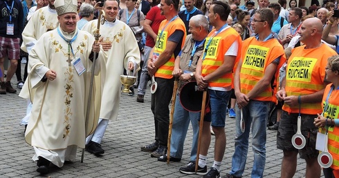 W Hałcnowie bp Piotr Greger pobłogosławił uczestników 26. Pieszej Pielgrzymki Diecezji Bielsko-Żywieckiej na Jasną Górę